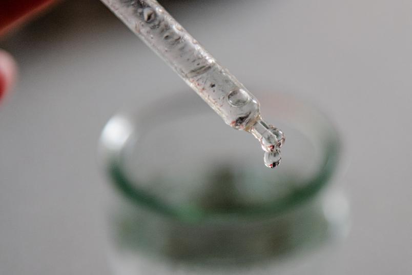 Wassertropfen an einer Pipette