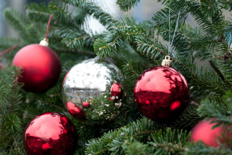 Symbolbild für Weihnachten mit Christbaumkugeln
