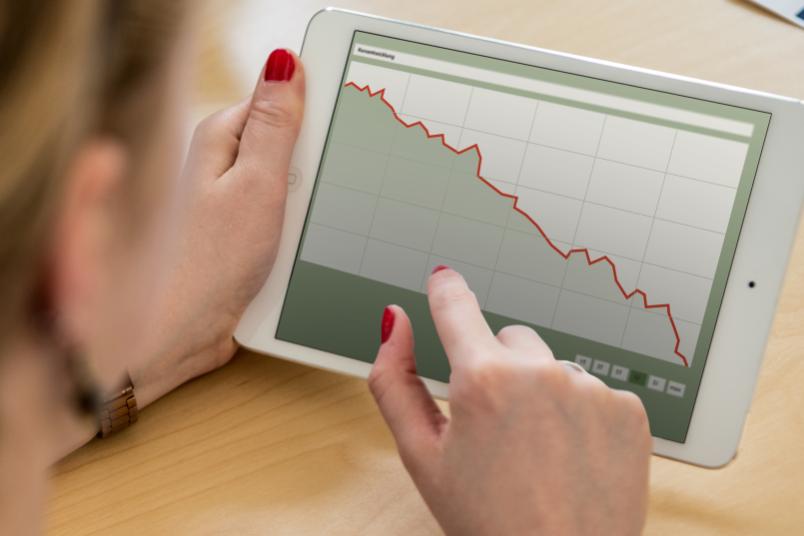 Tablet mit sinkendem Aktienkurs