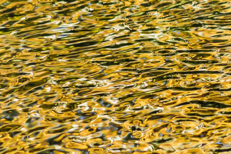 Gold glänzende Wasseroberfläche