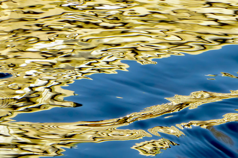 Goldene Wasseroberfläche