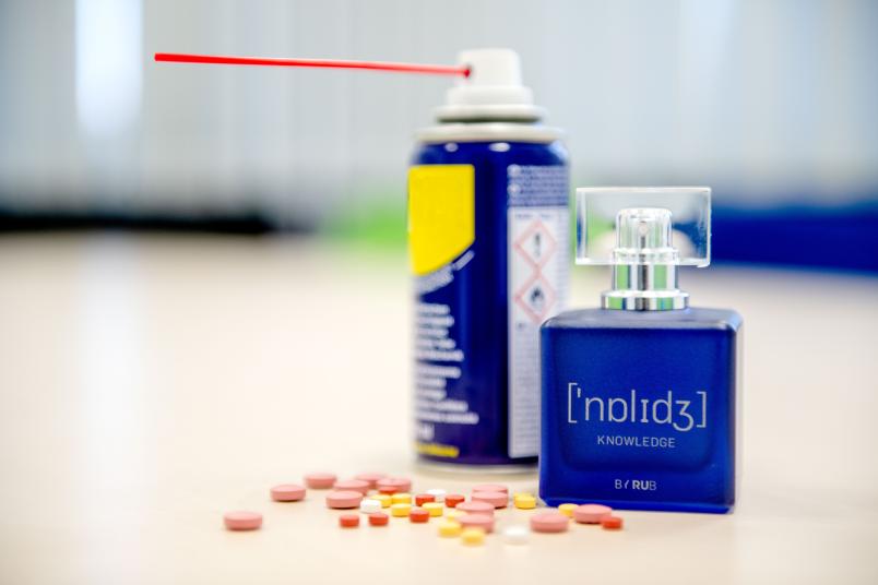 Parfüm, Tabletten und Schmiermitteldose
