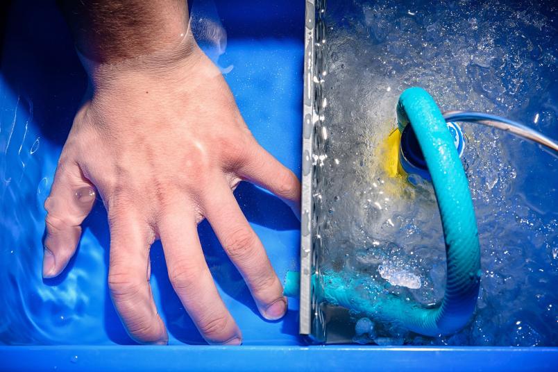 Hand in Becken mit Wasser