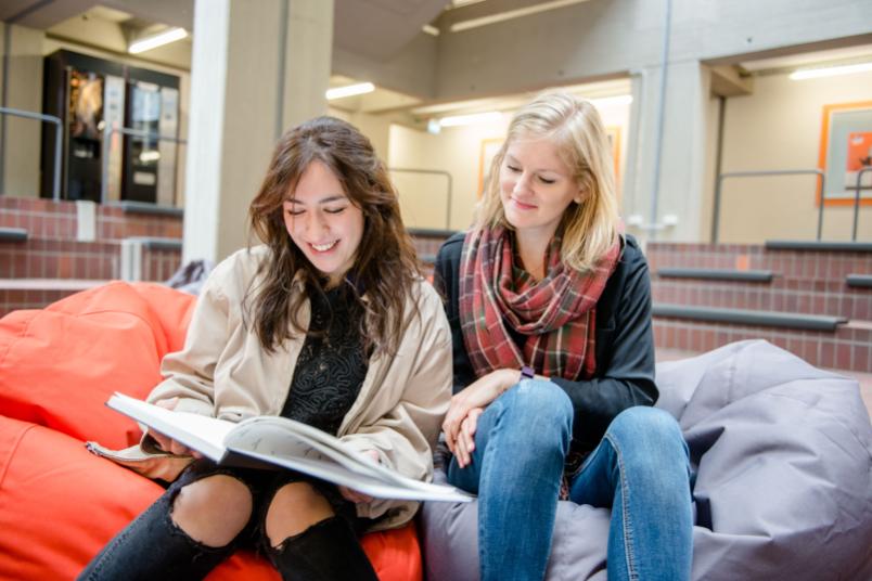 Zwei Studentinnen sitzen auf Sitzsäcken.