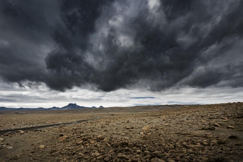 Düstere Wolken über einem Geröllfeld