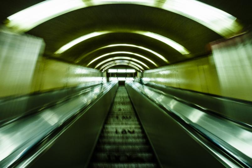 Tunnel mit Lichtblitzen