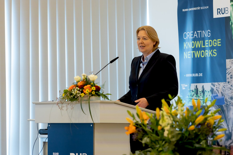 Bundestagspräsidentin Bärbel Bas steht an einem Rednerpult in der Ruhr-Universität Bochum