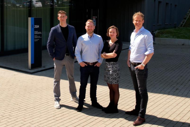 vier Personen, Gruppenfoto