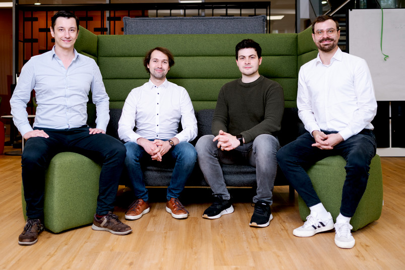 Das Team des Startups utilacy sitzt auf einer Couch. 