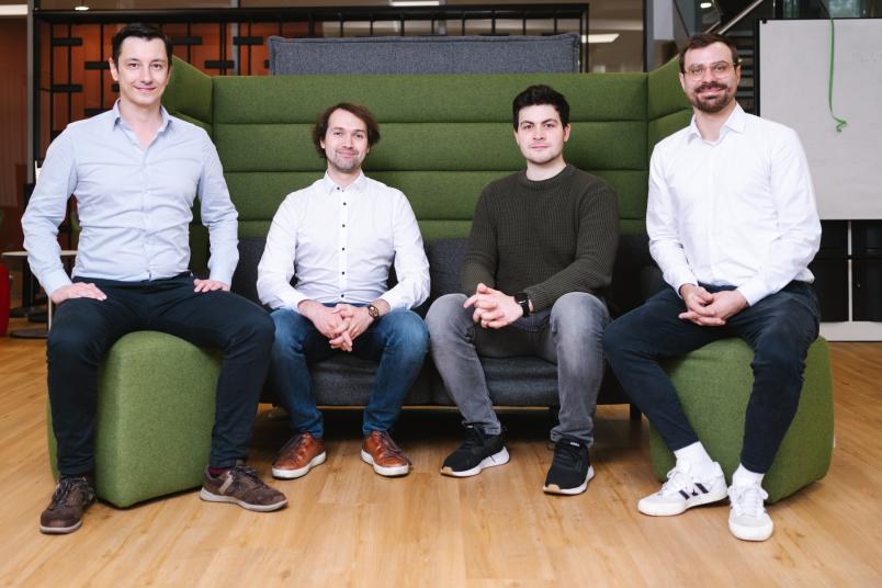 Das Team des Startups utilacy sitzt auf einer Couch. 