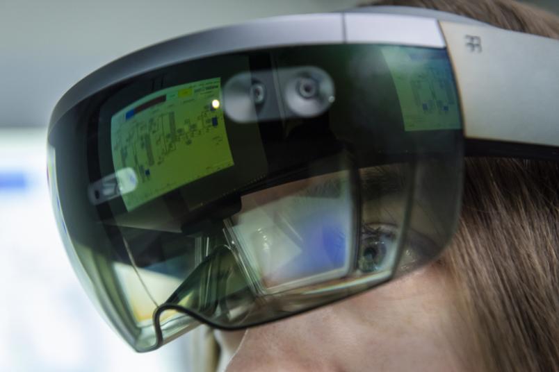 Eine Person mit Augmented-Reality-Brille