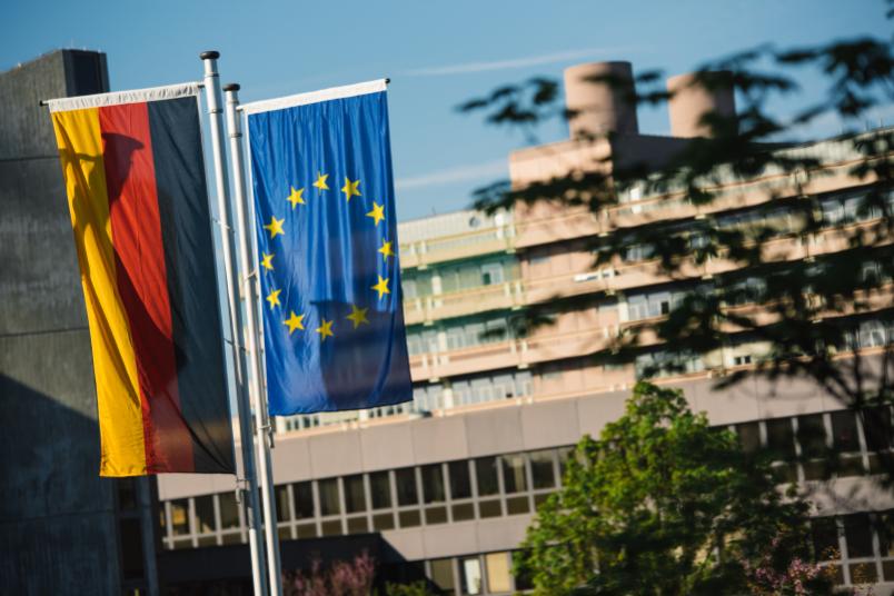 Europa- und Deutschlandflagge auf dem RUB-Campus