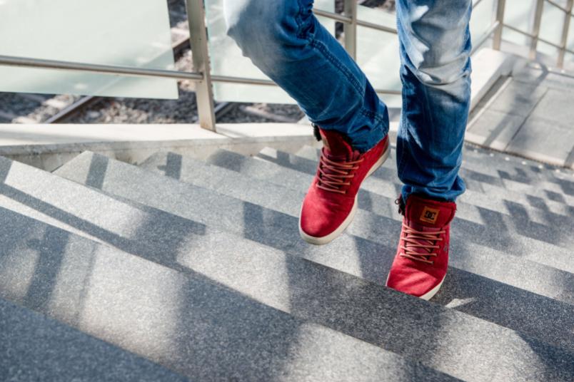 Füße, die eine Treppe hochsteigen