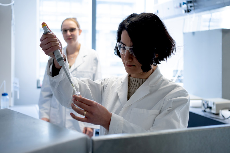 Dr. Mahnaz Azimzadeh Sani und Dr. Julia Linnemann (von rechts) sind Teil des Teams, das unerwartet hohe elektrochemische Kapazitäten an einzelnen Gold- und Platin-Nanopartikeln feststellen konnte. © RUB, Kramer