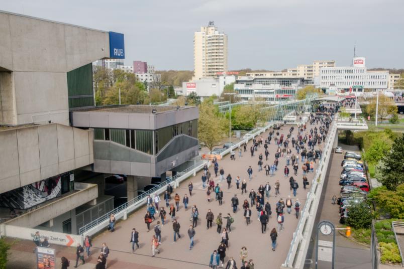 Blick auf die volle Unibrücke