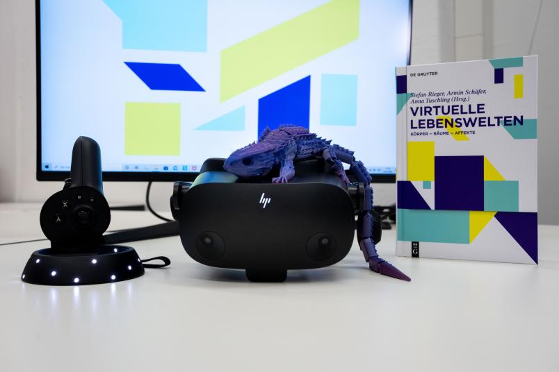 Technik und Buch zur Virtualität