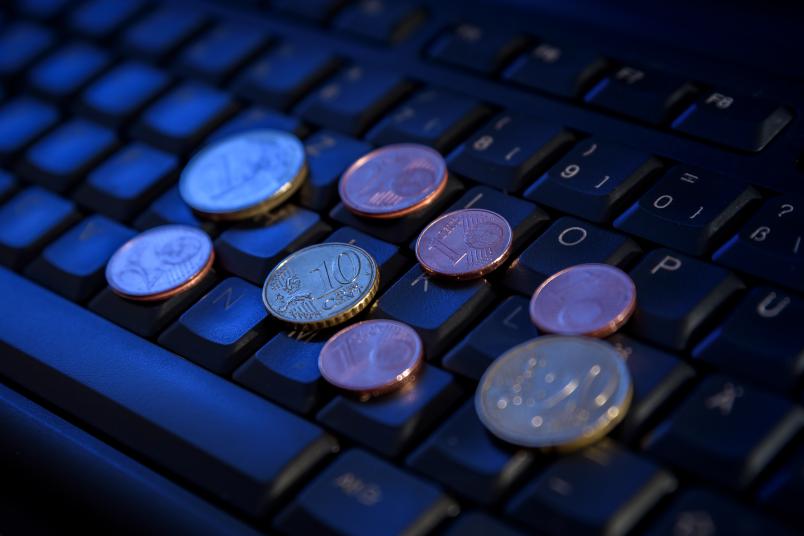 Geld auf Tastatur