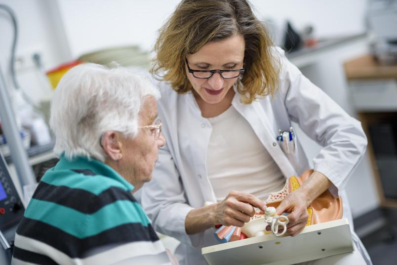 Ärztin im Gespräch mit einer Patientin