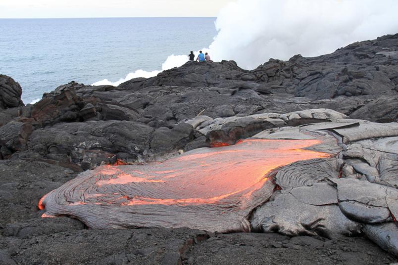 Lava fließt an einem Vulkan herab