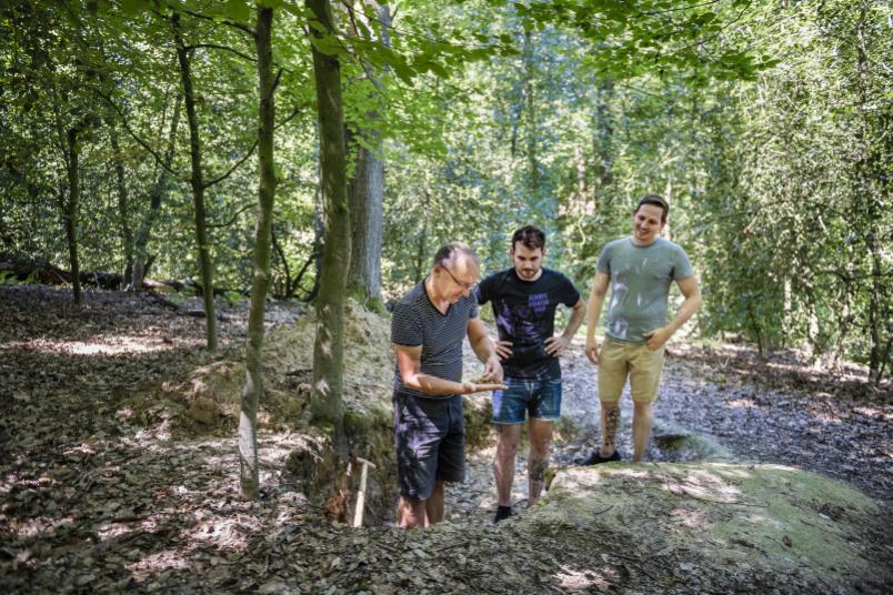 Drei Forscher im Wald