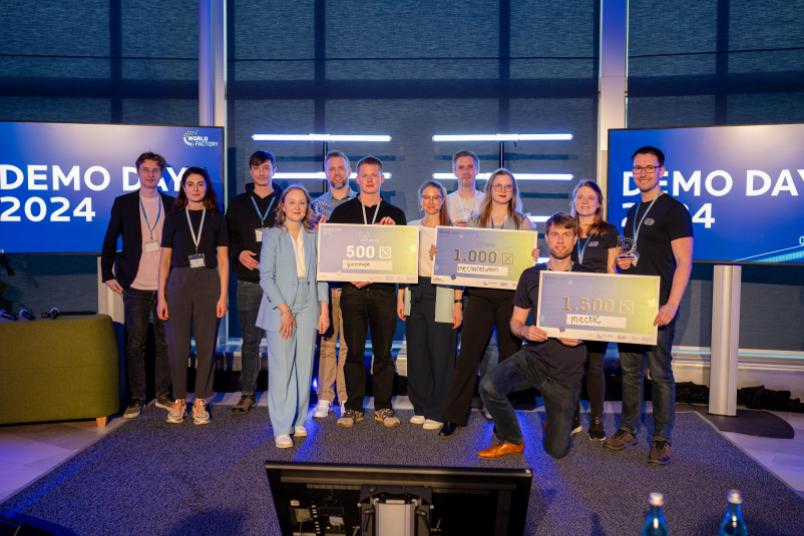 Alle Gewinnerteams des WSC Demo Days stehen auf der Bühne.