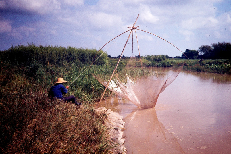 Ein Mann fischt mit Setzhamen in einem Fluss, Provinz Jiangsu, China
