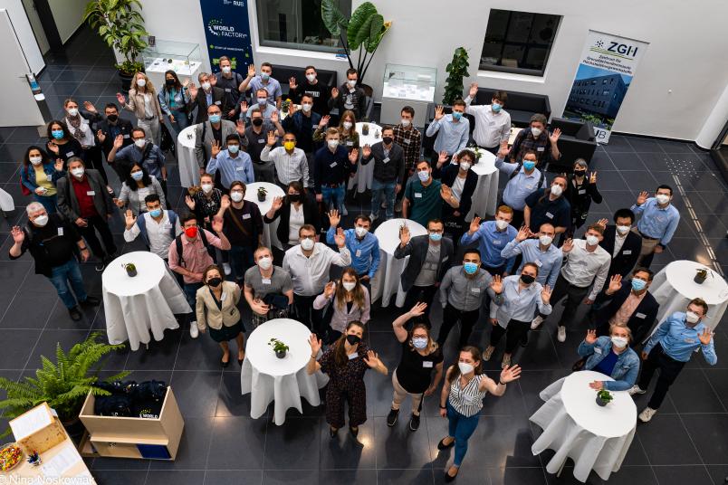 Die Gäste des MRD Industry Day 2022 winken in die Kamera. 