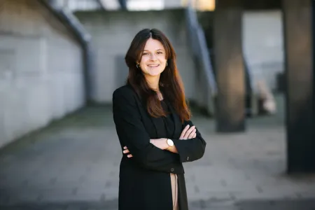 Alicia Kloppenburg steht auf dem Campus der Ruhr-Universität.