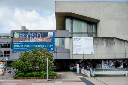 Campusbild mit dem Kodex Freiheit und Vielfalt am Musischen Zentrum