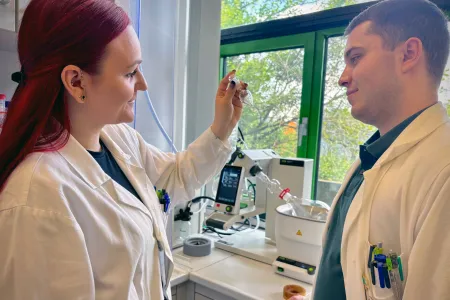 Melody Haarmann (links) und Max Scholz beim Aufreinigen der Produkte