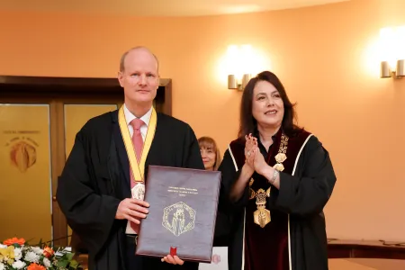 Prof. Mark mit der Rektorin der Uni Skopje bei der Verleihung