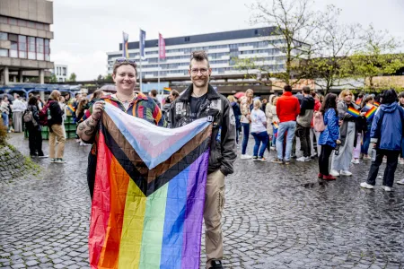 2 Menschen mit Regenbogenflagge
