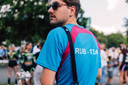 Mann im Halbprofil, trägt T-Shirt mit RUB