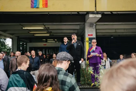 Rektor Martin Paul, Prorektorin Isolde Karle und der AStA-Vorsitzende Henry Hermann sprechen bei der Kundgebung vor dem Gebäude GA.