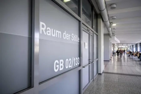 Beschriftung am Raum der Stille im Gebäude GB im Eingangsbereich auf der Ebene 02