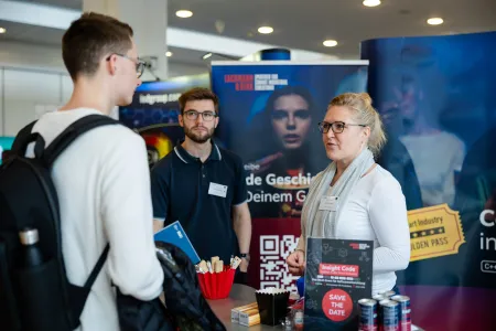 Messestand mit Besuchern