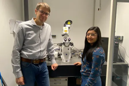 Zwei Forschende im Labor