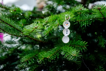 Schneemann-Anhänger an einem Tannenbaum