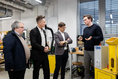 Vier Personen im Makerspace der Ruhr-Universität Bochum