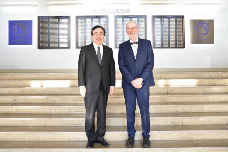 Zwei Männer im Anzug auf einer Treppe