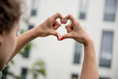 Person zeigt Herz mit ihren Händen 