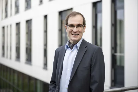 Porträt Mann im grauen Jackett