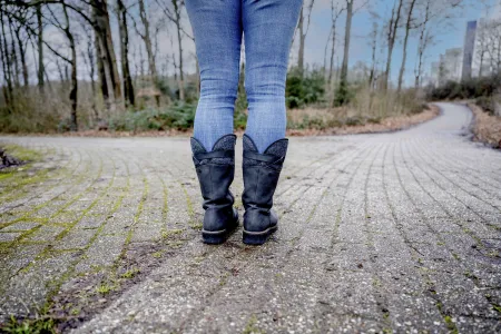 Eine Person steht an einer Weggabelung