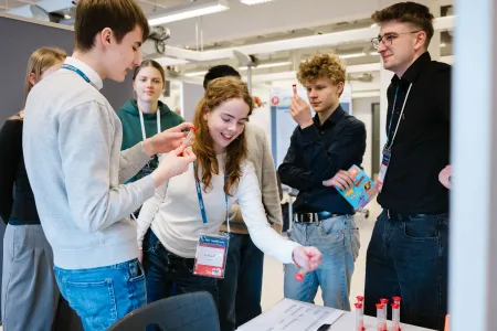 Die Teilnehmenden haben ihre Projekte im Alfried Krupp-Schülerlabor der Wissenschaften vorgestellt.