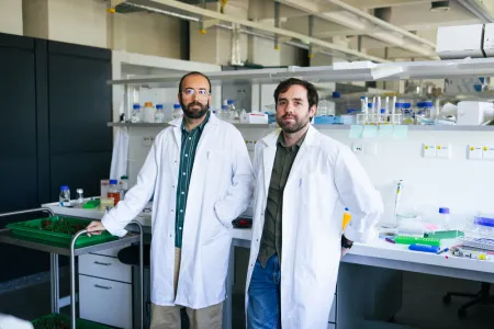 Zwei Männer im weißen Kittel schauen in die Kamera