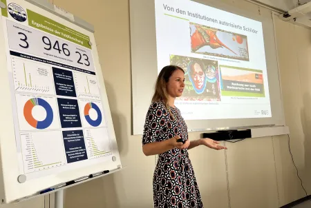 Studentin trägt Ergebnisse vor