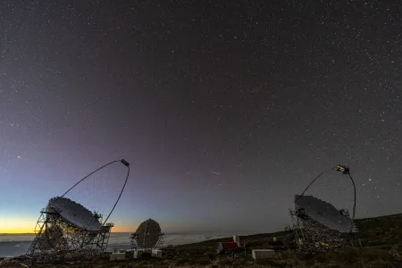 Teleskope vor abendlichem Himmel