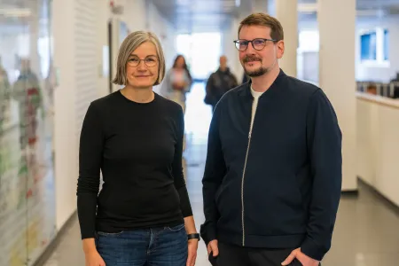 Ein Mann und eine Frau stehen in einem Flur