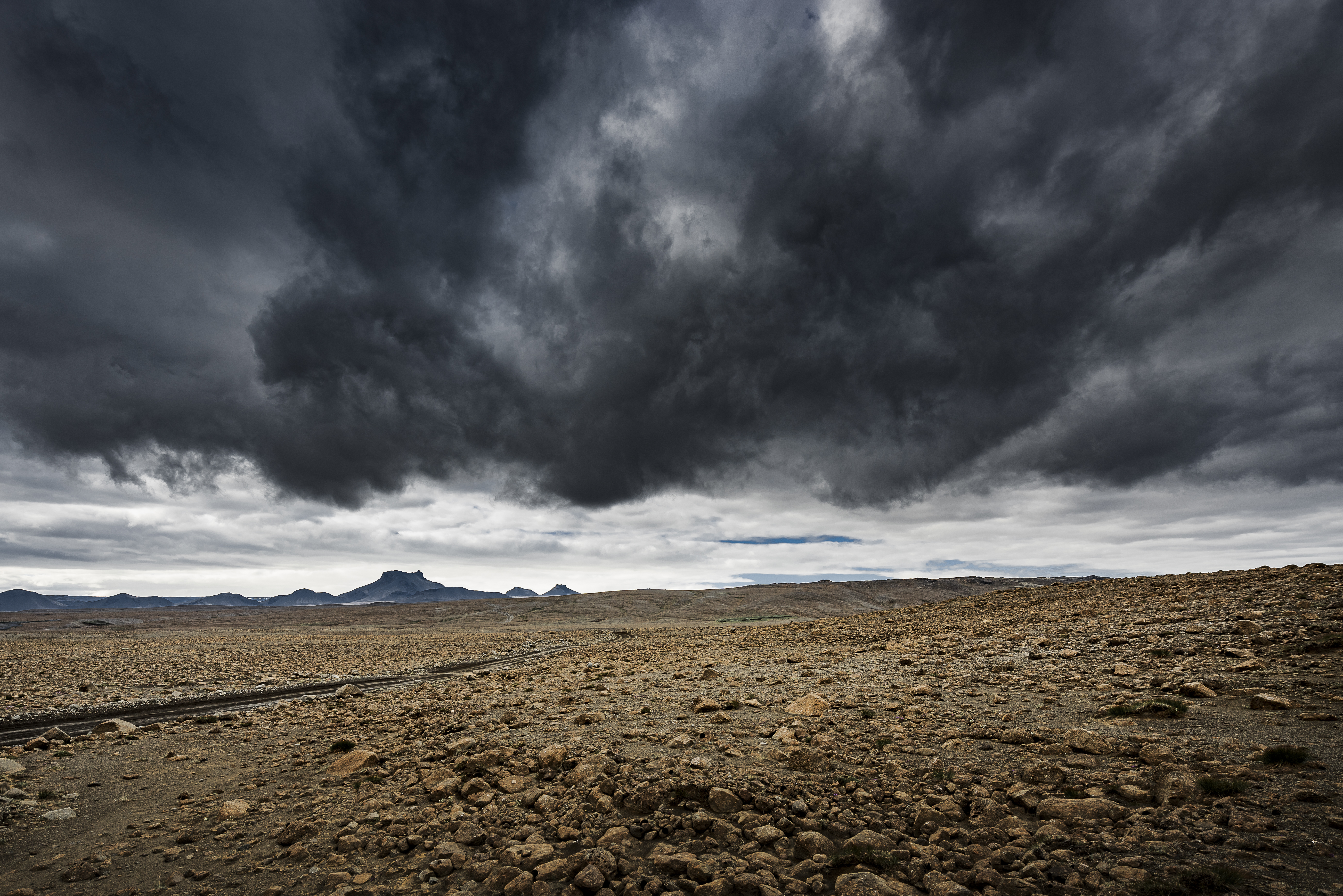 Düstere Wolken über einem Geröllfeld