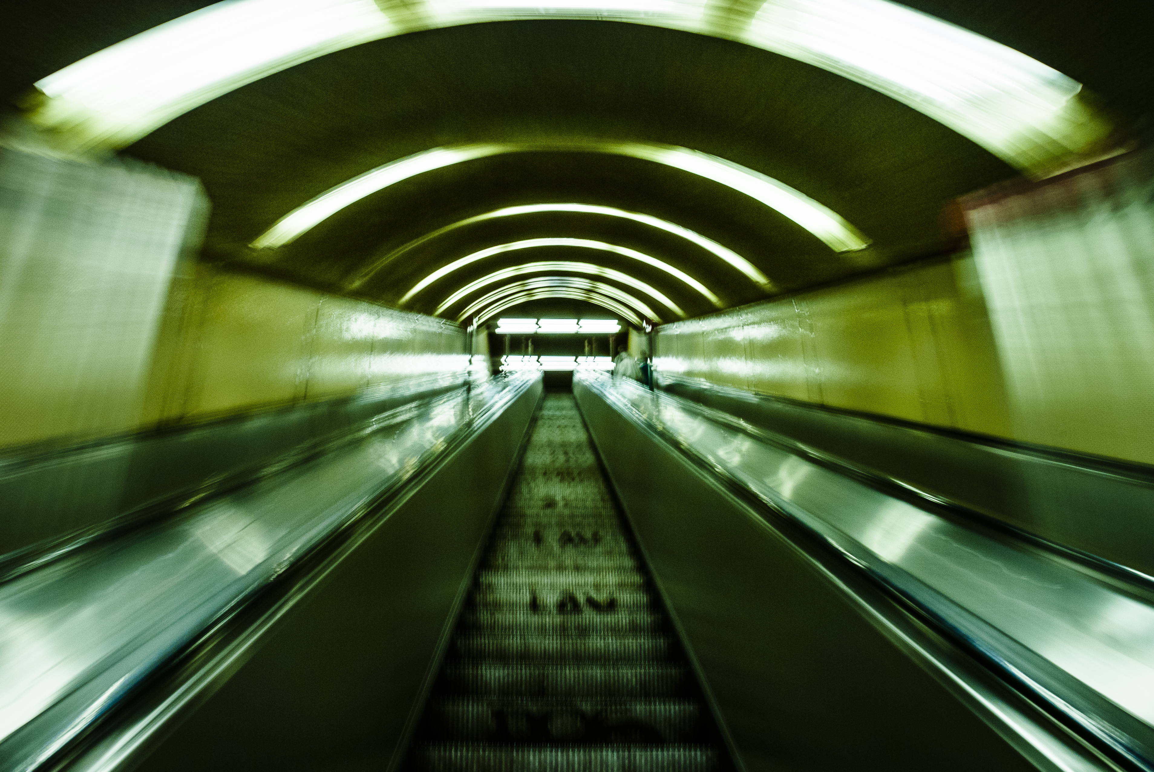 Tunnel mit Lichtblitzen